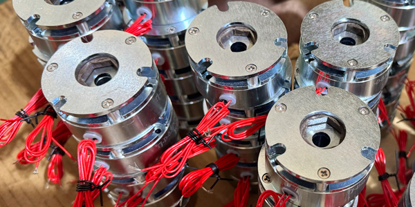 微型电机能用0.3KG失电制动器吗？