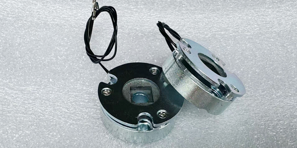 异步电机制动器与传统制动器有何区别？